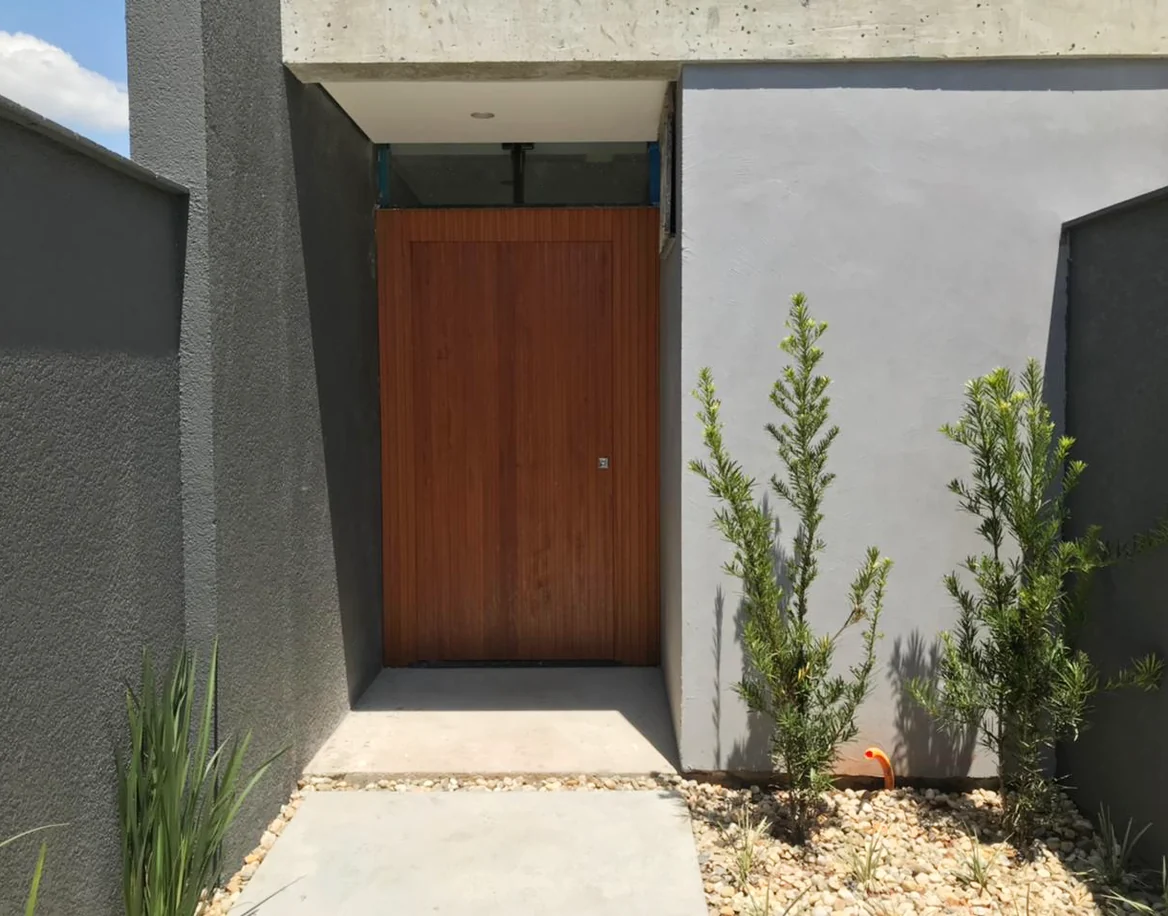 Portas de madeira maciça em entrada de casa
