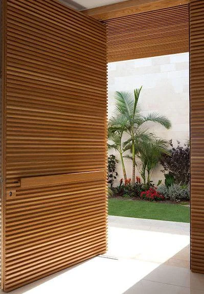 Porta de madeira ripada instalada em varanda